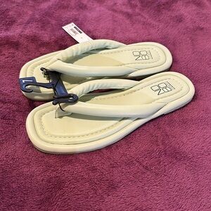 No Boundaries Women’s Memory foam Puffy Flip Flop Sandals